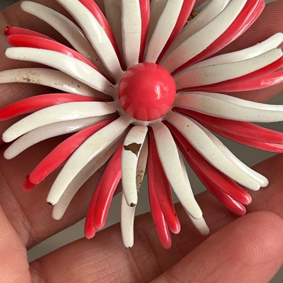4/$50 vintage 1970 Pink and White Flower Brooch 🌺 - Picture 5 of 8